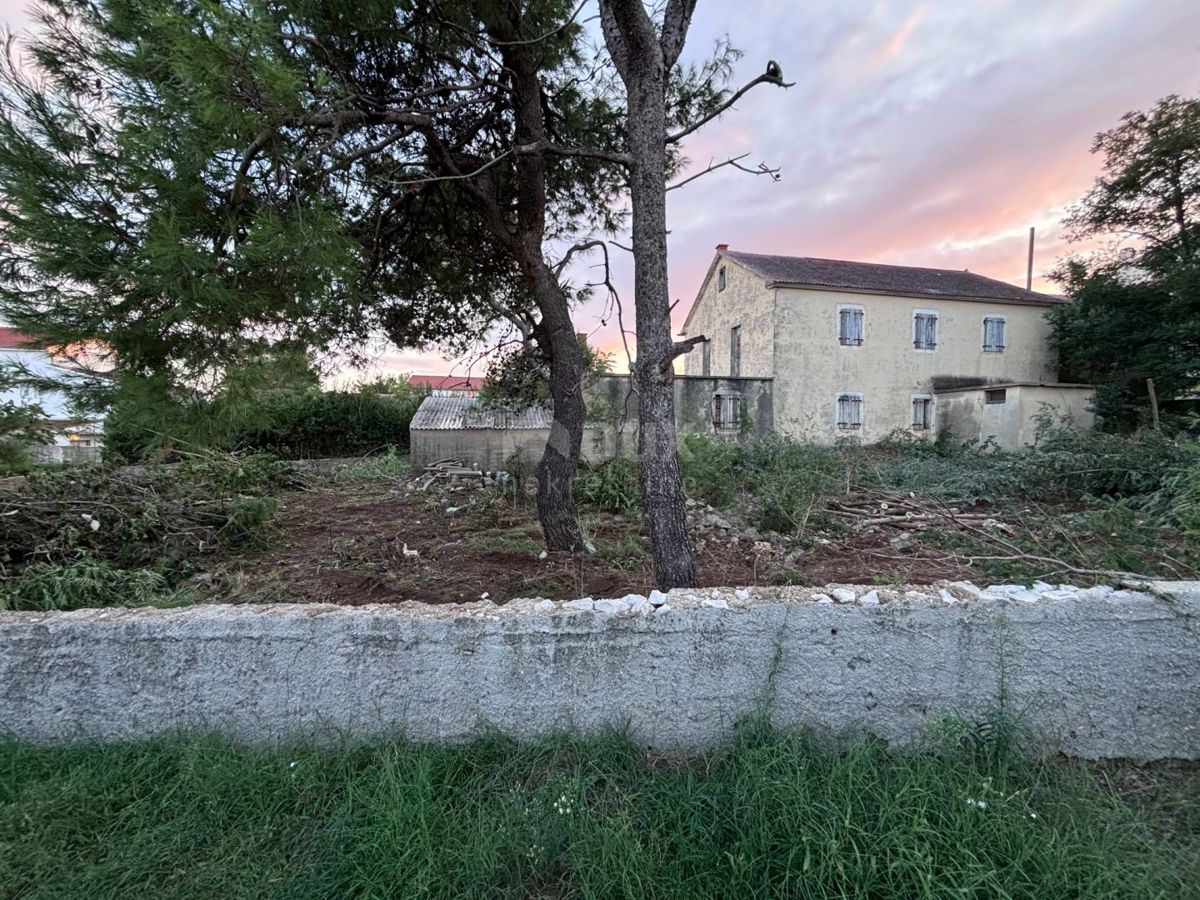 ZADAR, PRIVLAKA - Vecchia casa da ristrutturare con ampio giardino