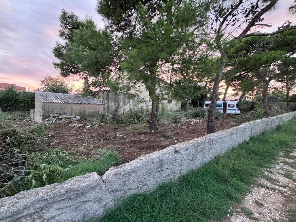 ZADAR, PRIVLAKA - Vecchia casa da ristrutturare con ampio giardino