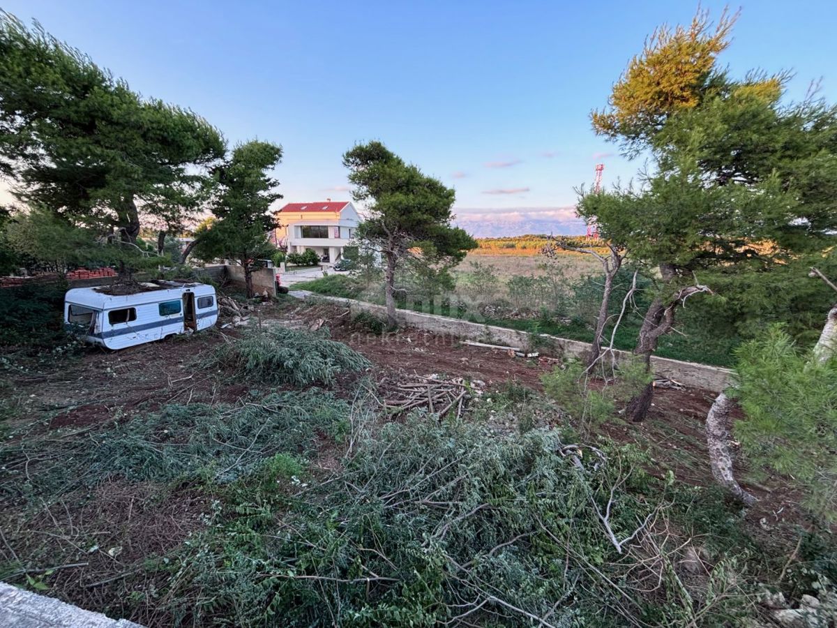 ZADAR, PRIVLAKA - Vecchia casa da ristrutturare con ampio giardino