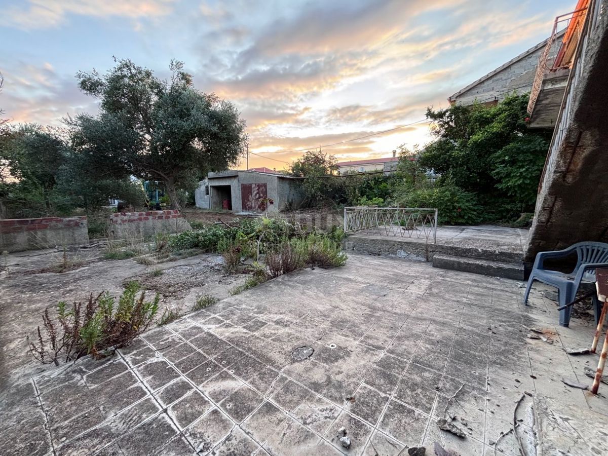 ZADAR, PRIVLAKA - Vecchia casa da ristrutturare con ampio giardino