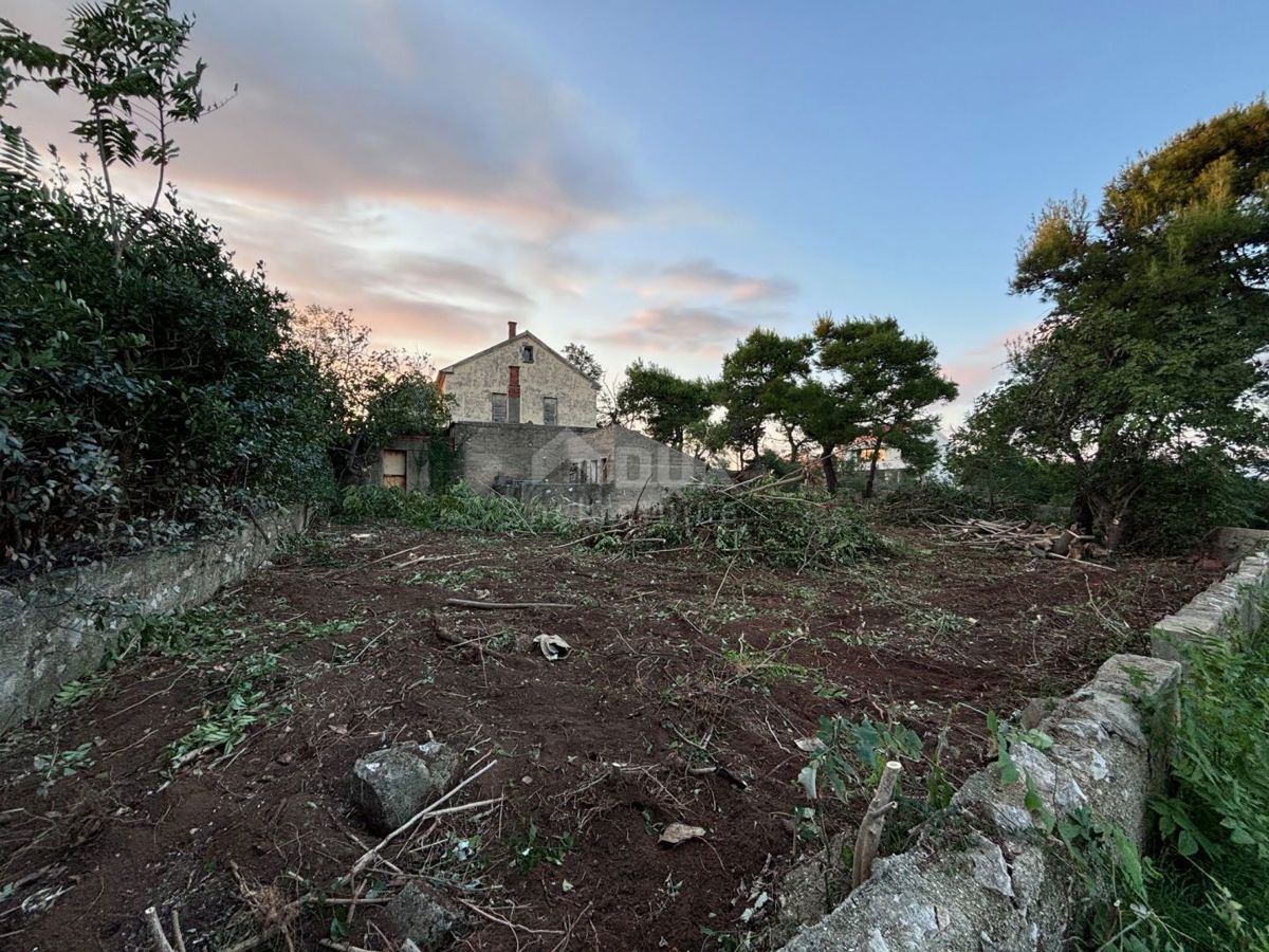 ZADAR, PRIVLAKA - Vecchia casa da ristrutturare con ampio giardino