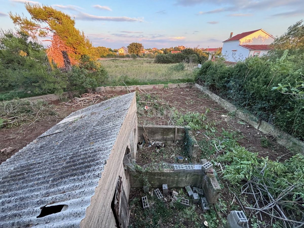 ZADAR, PRIVLAKA - Vecchia casa da ristrutturare con ampio giardino