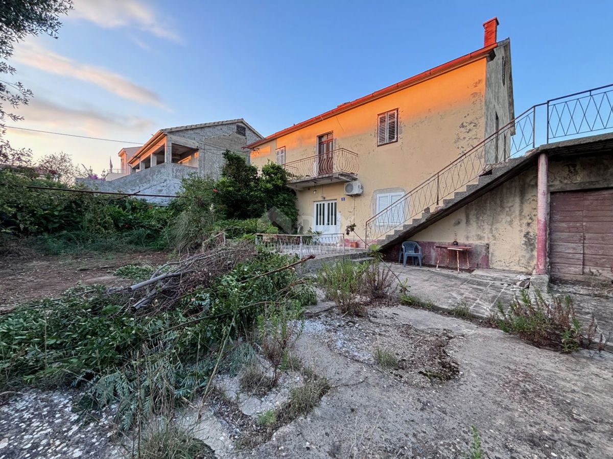 ZADAR, PRIVLAKA - Vecchia casa da ristrutturare con ampio giardino