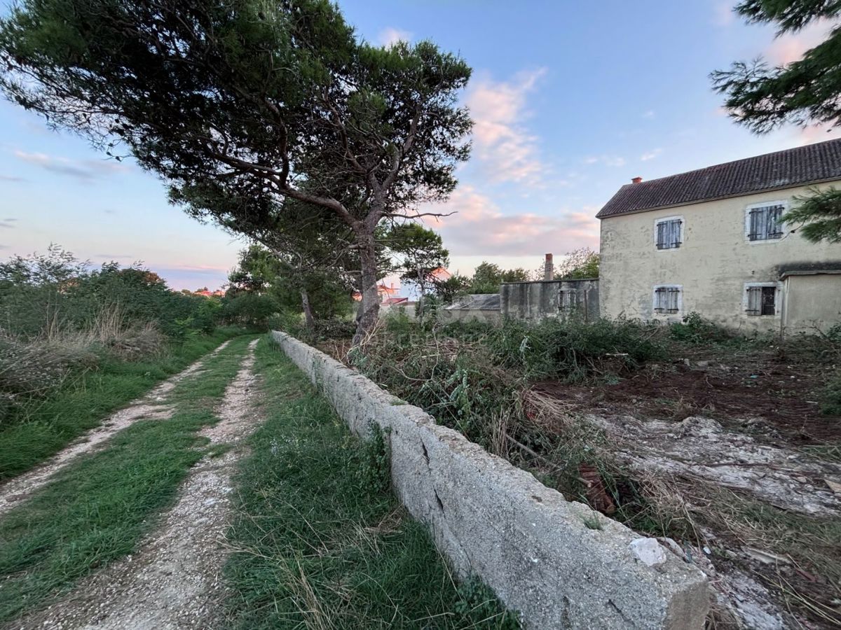 ZADAR, PRIVLAKA - Vecchia casa da ristrutturare con ampio giardino