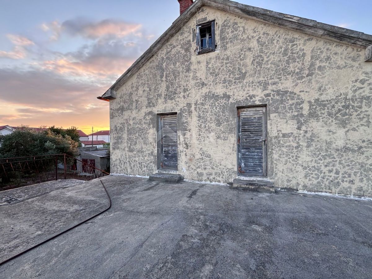 ZADAR, PRIVLAKA - Vecchia casa da ristrutturare con ampio giardino