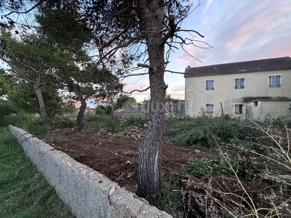 ZADAR, PRIVLAKA - Vecchia casa da ristrutturare con ampio giardino