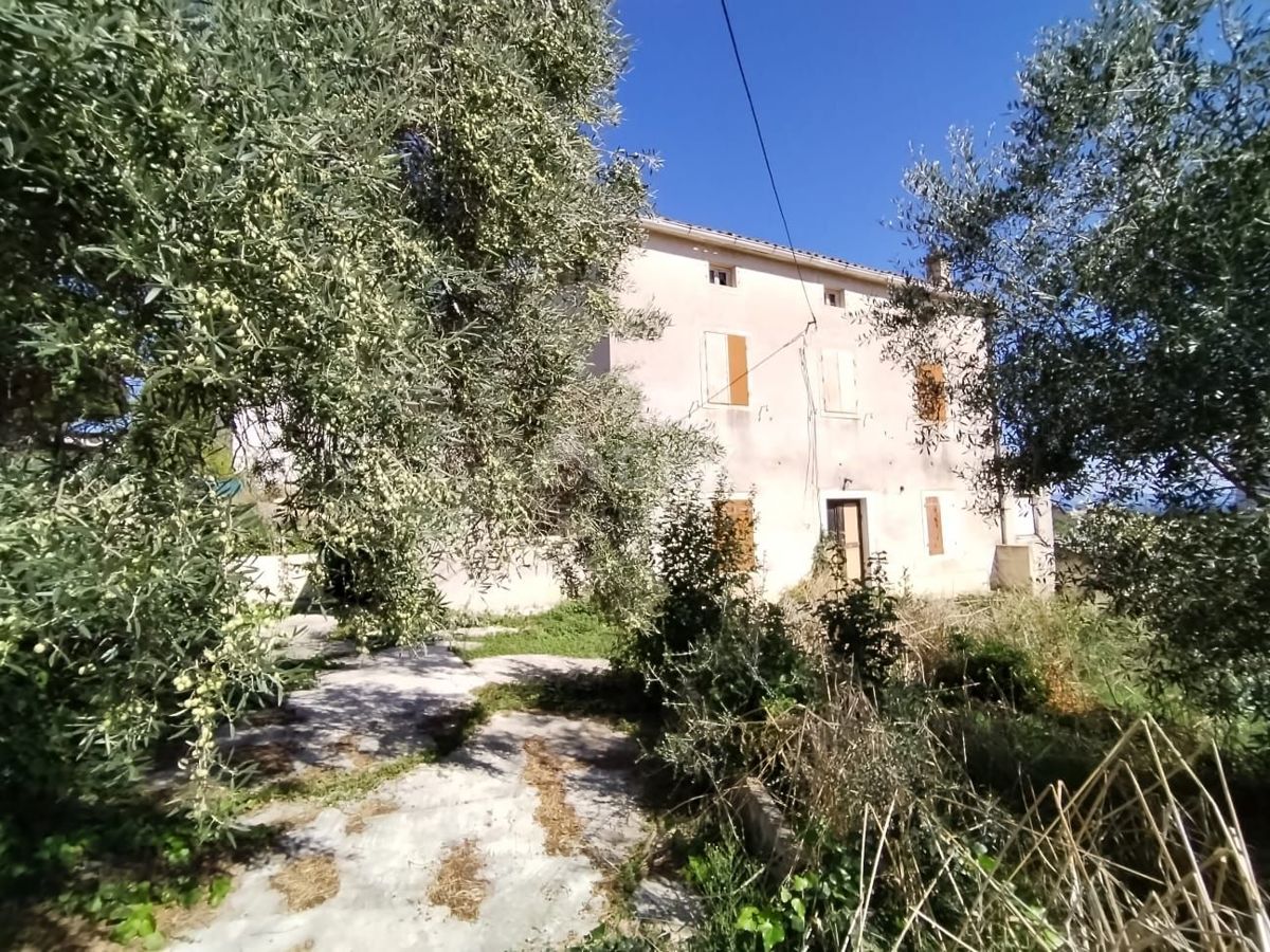 ISTRIA, LIŽNJAN- Casa con permesso di costruzione da ristrutturare. Vista sul mare e sul Quarnero!