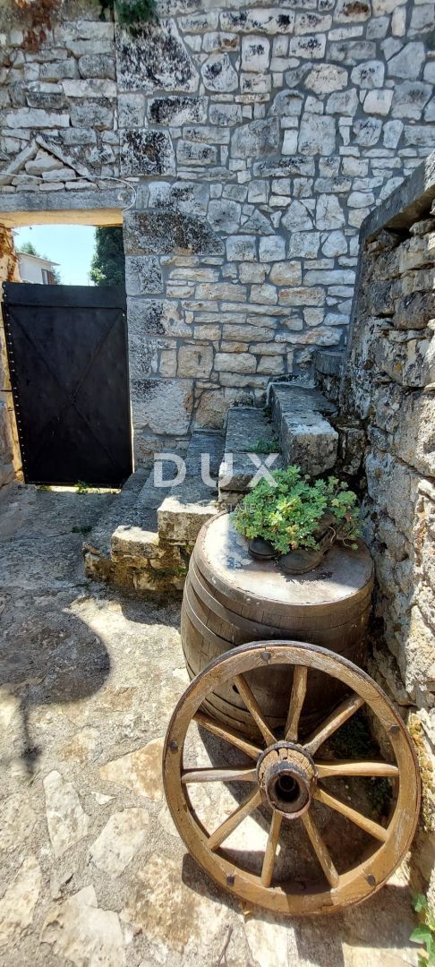 ISTRIA, LOVREČ - Villa in pietra autoctona con ampio terreno e annesso fabbricato