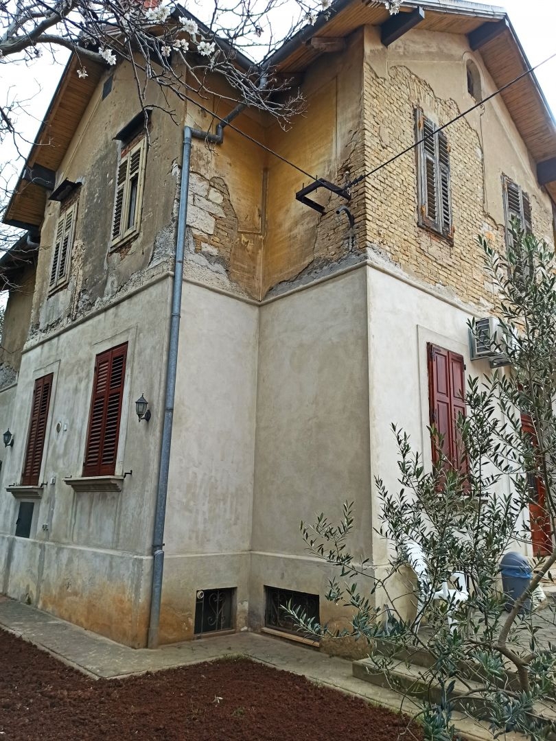 ISTRIA, PULA - Villa austro-ungarica da ristrutturare vicino al mare 