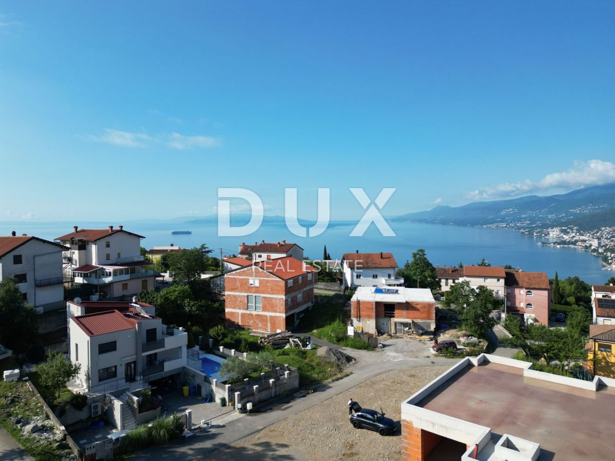 MATULJI, KASTAV, RUBEŠI - terreno edificabile di 1900 m2 con edificio in costruzione di 600 m2 con 3 appartamenti spaziosi con vista panoramica sul mare e garage sotterraneo