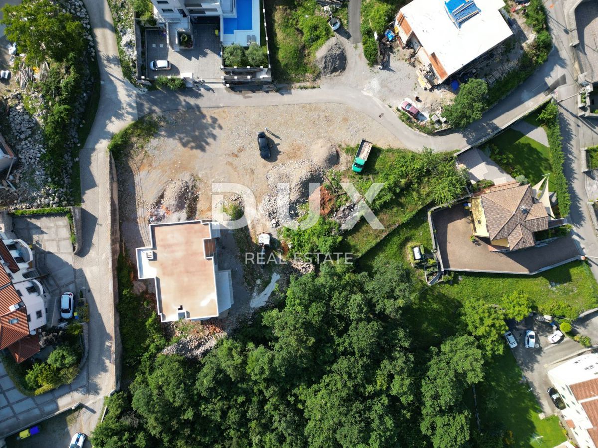 MATULJI, KASTAV, RUBEŠI - terreno edificabile di 1900 m2 con edificio in costruzione di 600 m2 con 3 appartamenti spaziosi con vista panoramica sul mare e garage sotterraneo