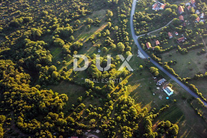 LIKA, VRHOVINE - Attraente terreno di 12.850 m2 nelle zone T1 e T2!