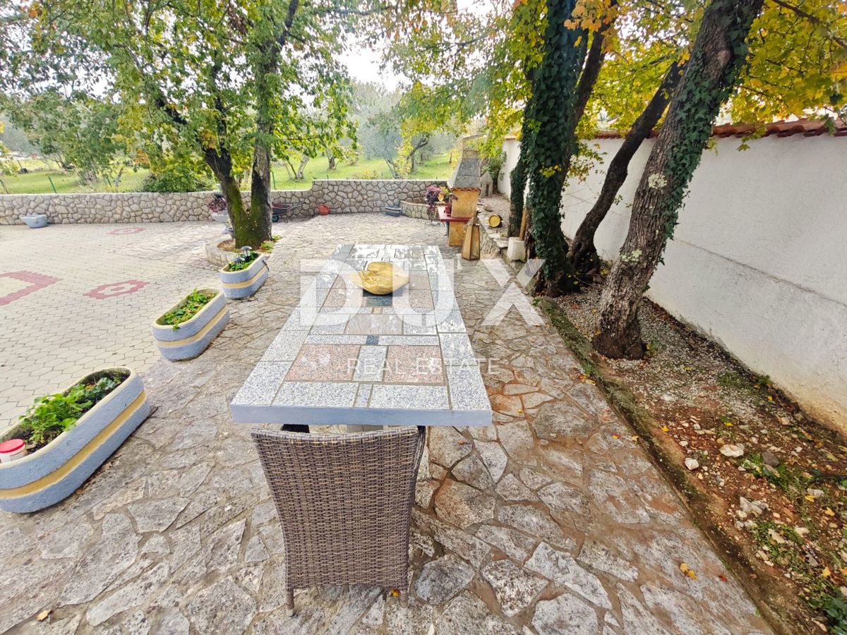 KRK, MALINSKA - Appartamento bilocale, garage, giardino, a 350 metri dal mare!