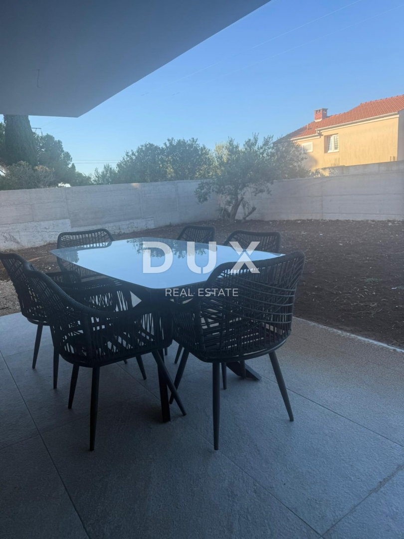 ZADAR, SVETI FILIP I JAKOV - Nuovo edificio completamente arredato con 220 m2 di giardino e vista mare!