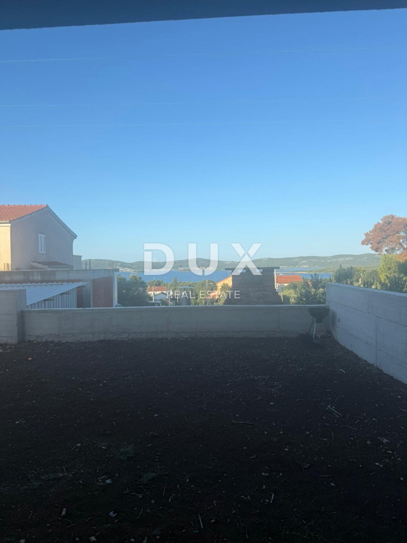 ZADAR, SVETI FILIP I JAKOV - Nuovo edificio completamente arredato con 220 m2 di giardino e vista mare!