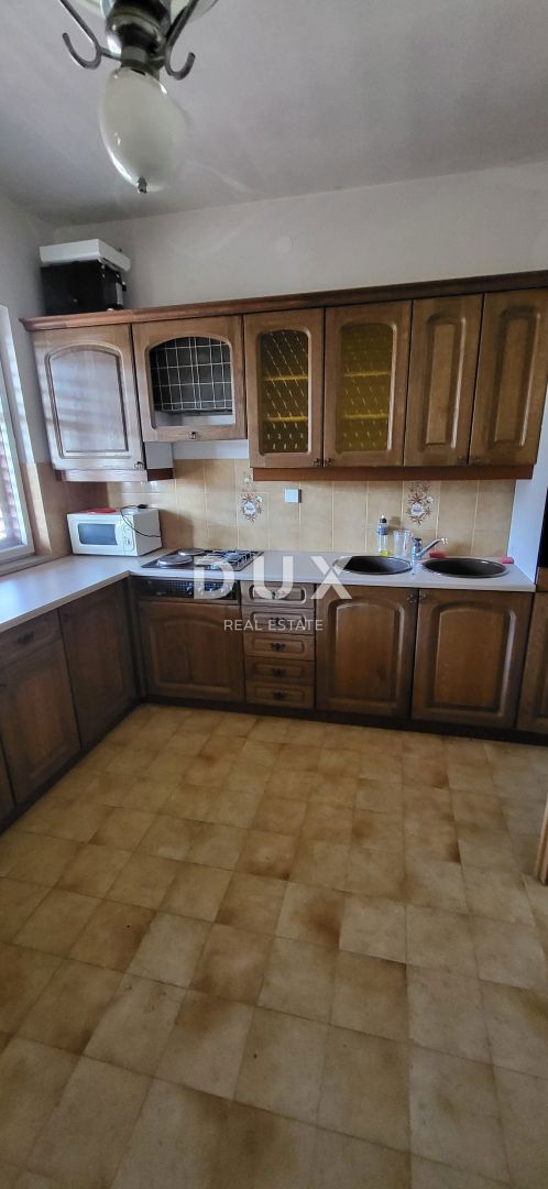 RUKAVAC, MATULJI - casa indipendente con 2 appartamenti + garage + taverna da ristrutturare