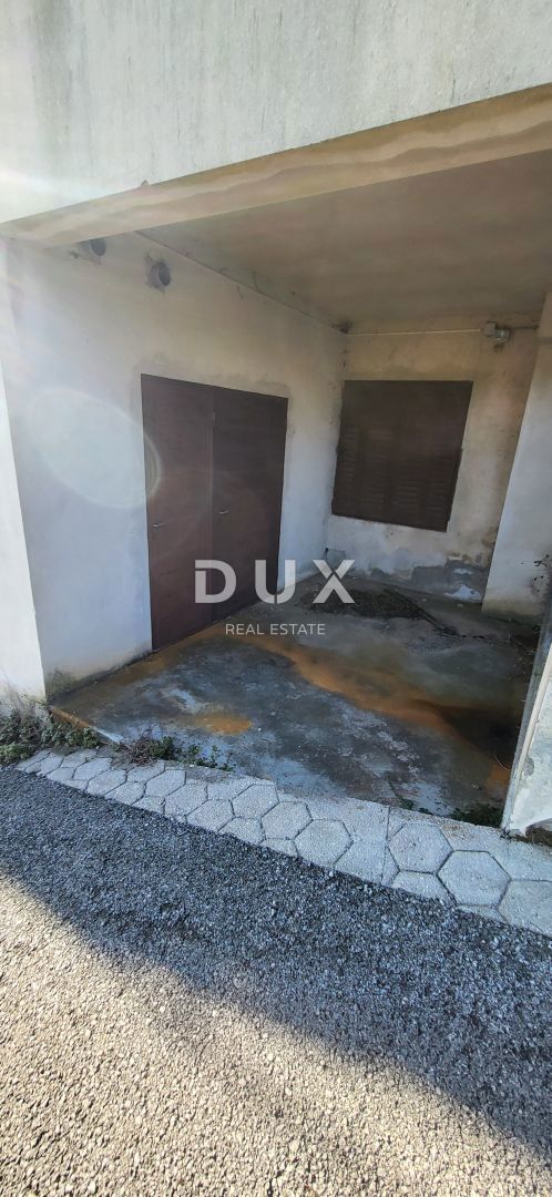 RUKAVAC, MATULJI - casa indipendente con 2 appartamenti + garage + taverna da ristrutturare