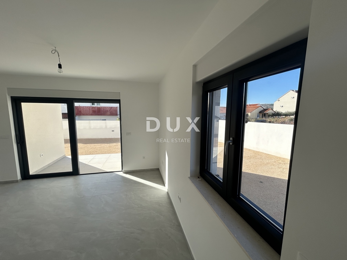 ŠIBENIK, VODICE – Appartamento duplex con giardino in posizione tranquilla