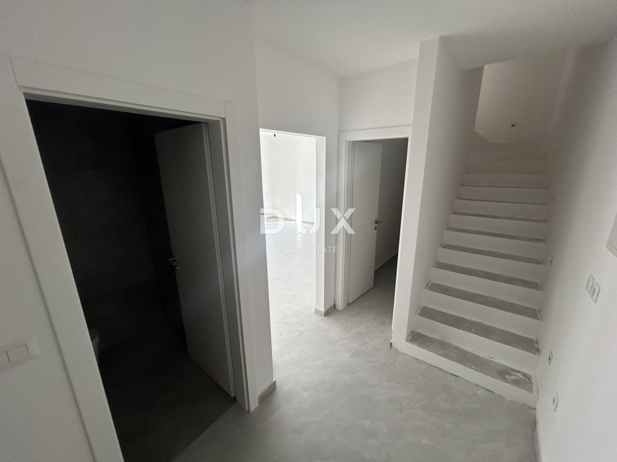 ŠIBENIK, VODICE – Appartamento duplex con giardino in posizione tranquilla