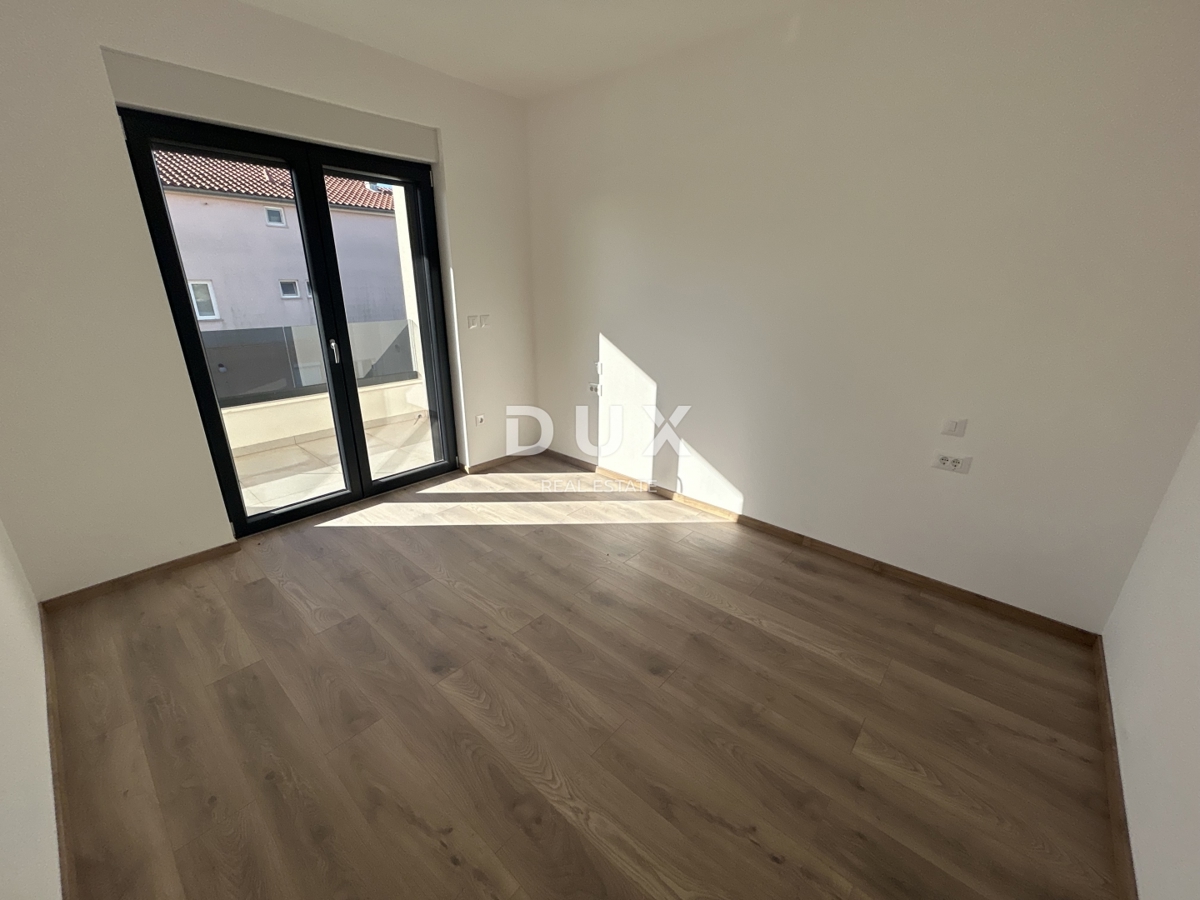 ŠIBENIK, VODICE – Appartamento duplex con giardino in posizione tranquilla