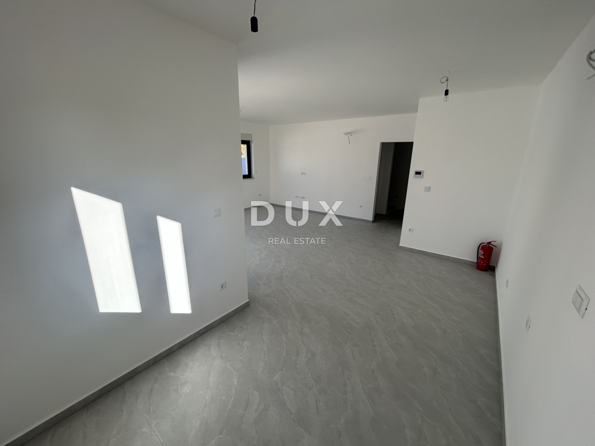 ŠIBENIK, VODICE – Appartamento duplex con giardino in posizione tranquilla