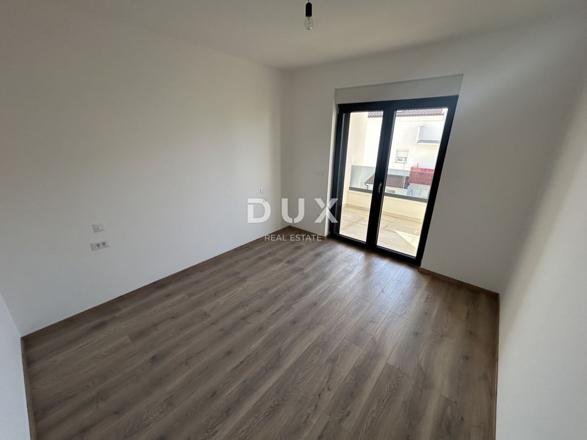 ŠIBENIK, VODICE – Appartamento duplex con giardino in posizione tranquilla