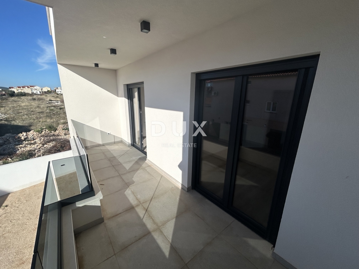 ŠIBENIK, VODICE – Appartamento duplex con giardino in posizione tranquilla