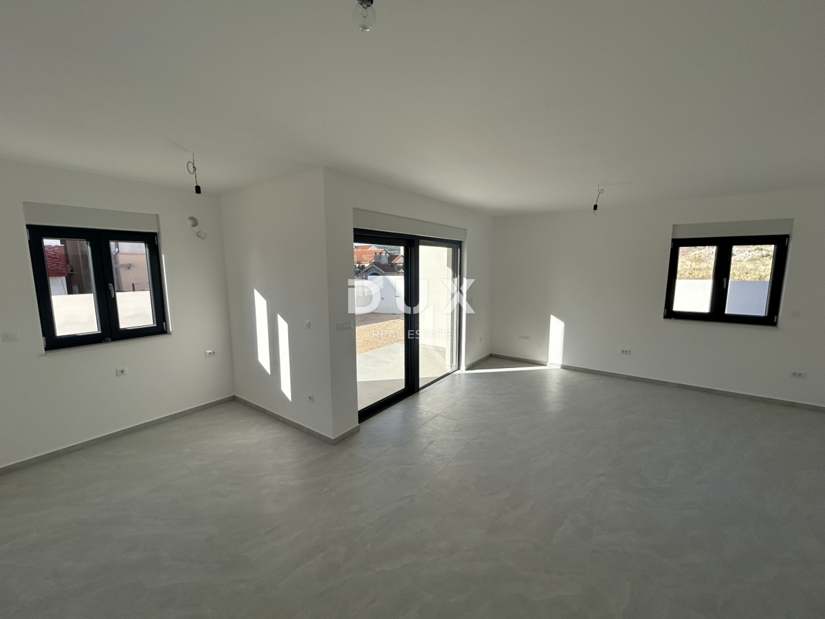 ŠIBENIK, VODICE – Appartamento duplex con giardino in posizione tranquilla