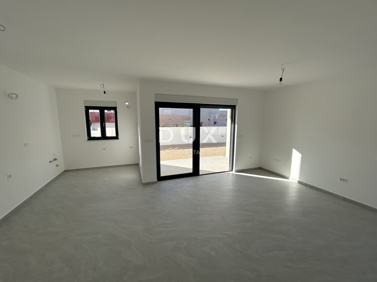 ŠIBENIK, VODICE – Appartamento duplex con giardino in posizione tranquilla