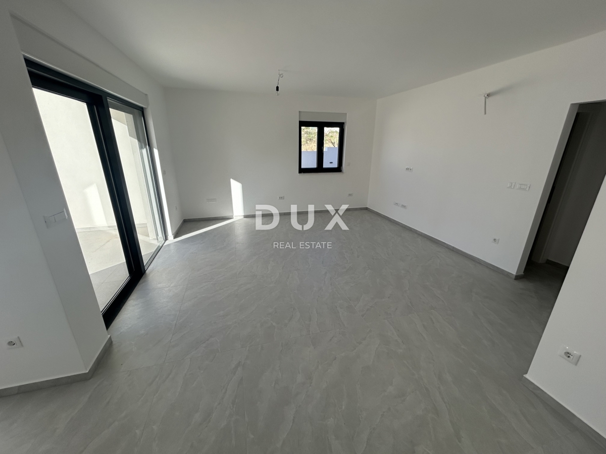 ŠIBENIK, VODICE – Appartamento duplex con giardino in posizione tranquilla