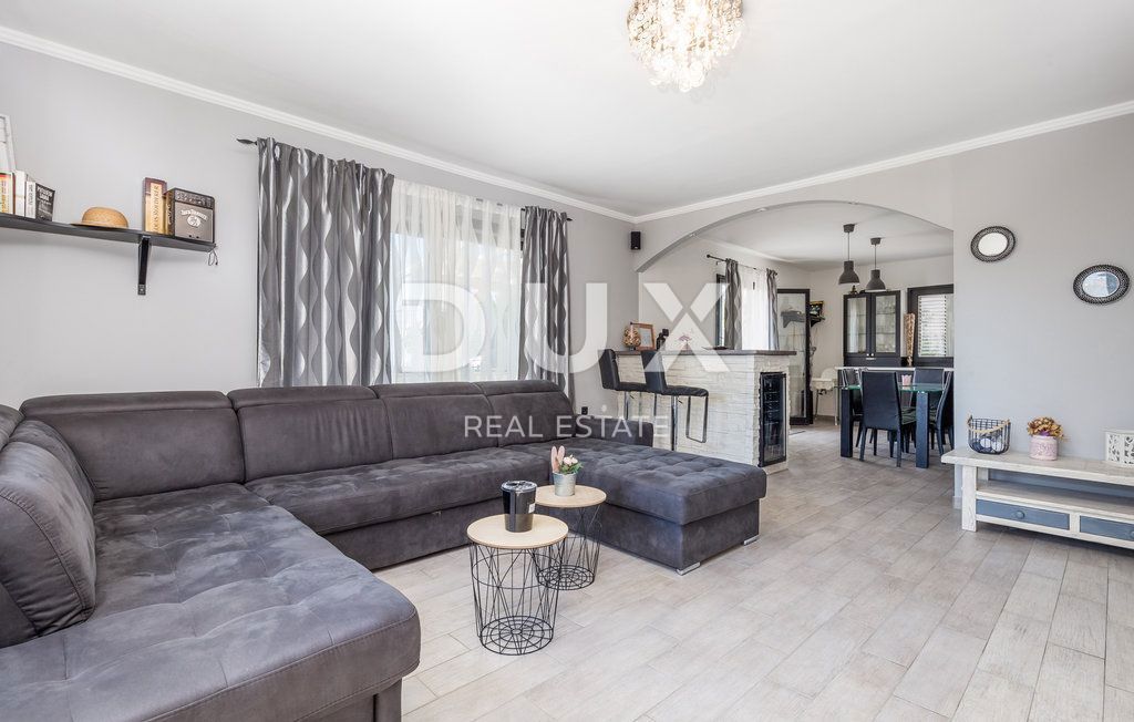 OPATIJA, POBRI - casa indipendente 170m2 con vista mare e piscina + 700m2 di superficie