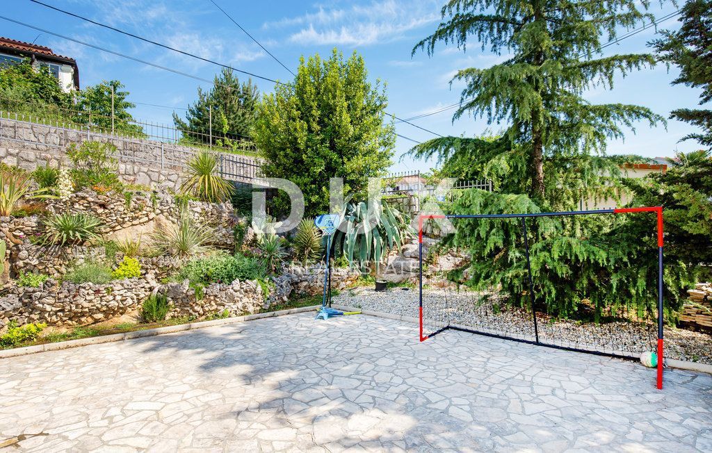 OPATIJA, POBRI - casa indipendente 170m2 con vista mare e piscina + 700m2 di superficie