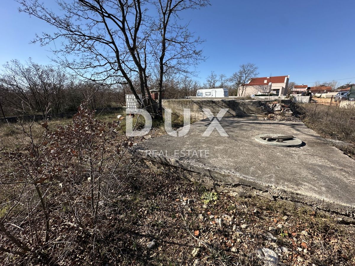 ZADAR, MURVICA - Terreno edificabile con edificio non finito - 720m²