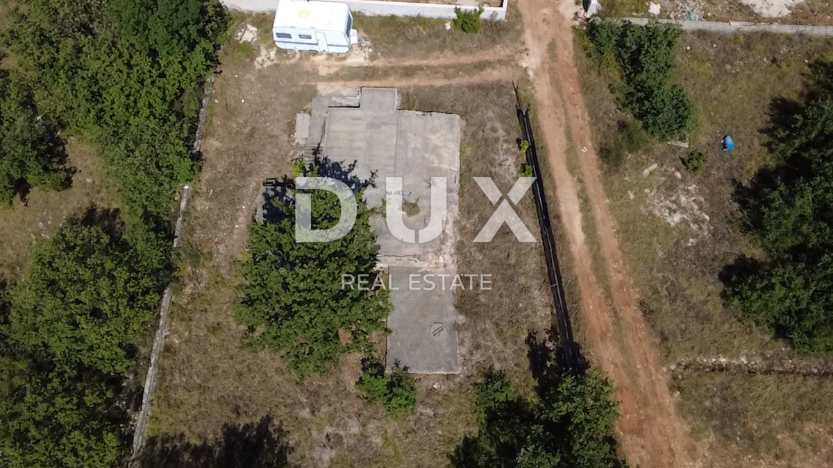 ZADAR, MURVICA - Terreno edificabile con edificio non finito - 720m²