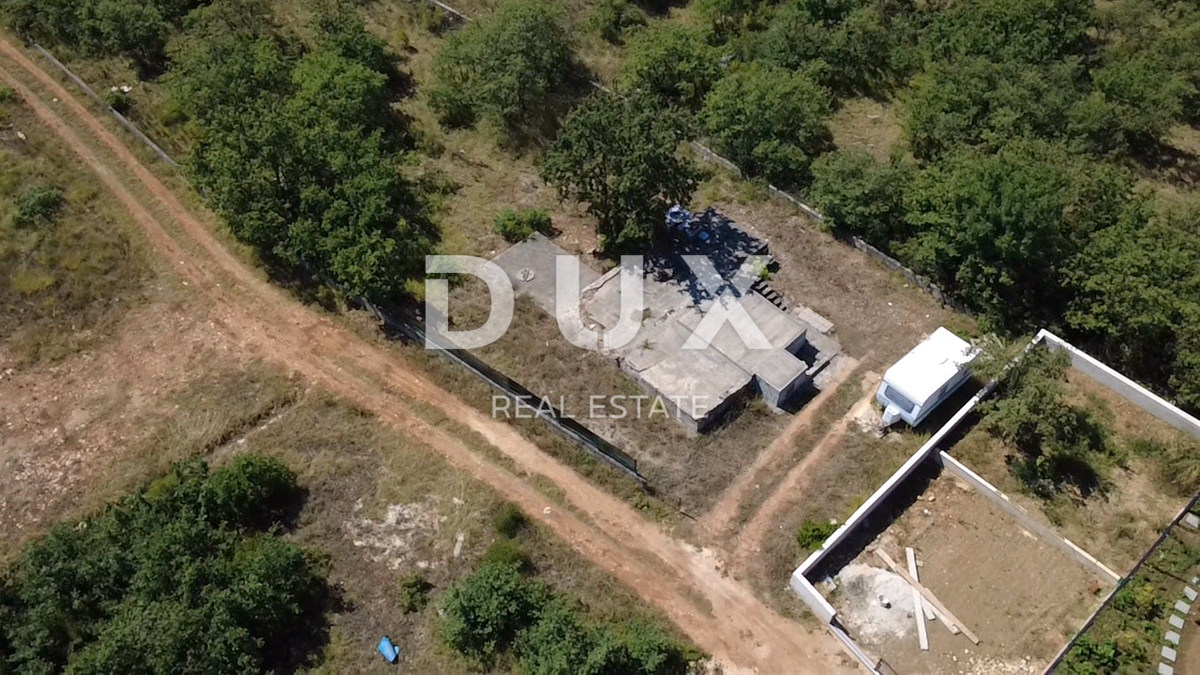 ZADAR, MURVICA - Terreno edificabile con edificio non finito - 720m²