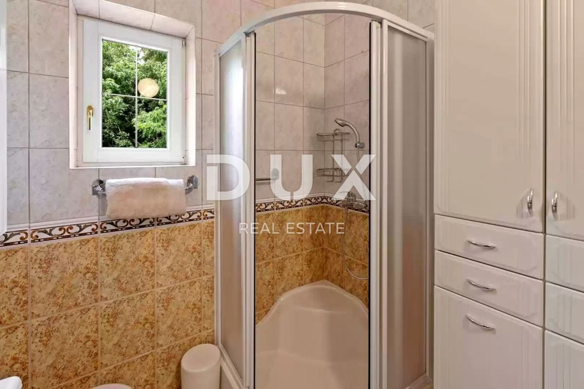 ISTRIA, PARENZO - Spaziosa casa con piscina ai margini del villaggio