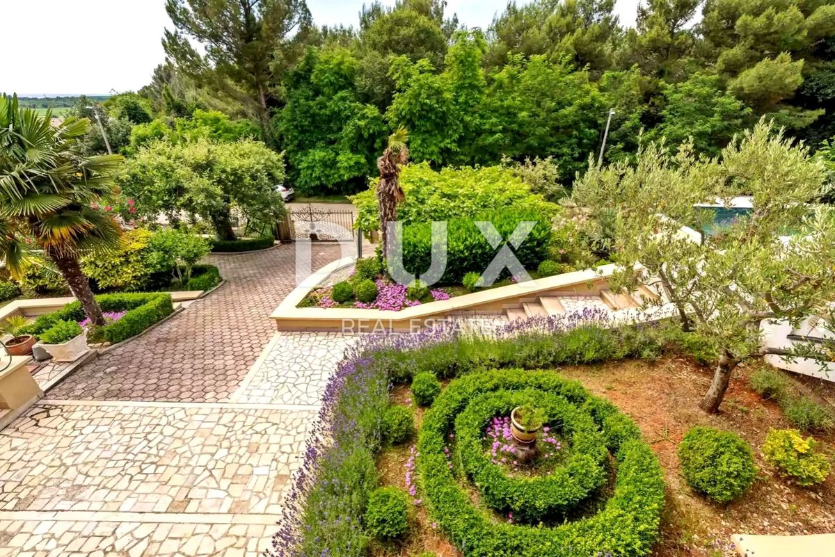 ISTRIA, PARENZO - Spaziosa casa con piscina ai margini del villaggio
