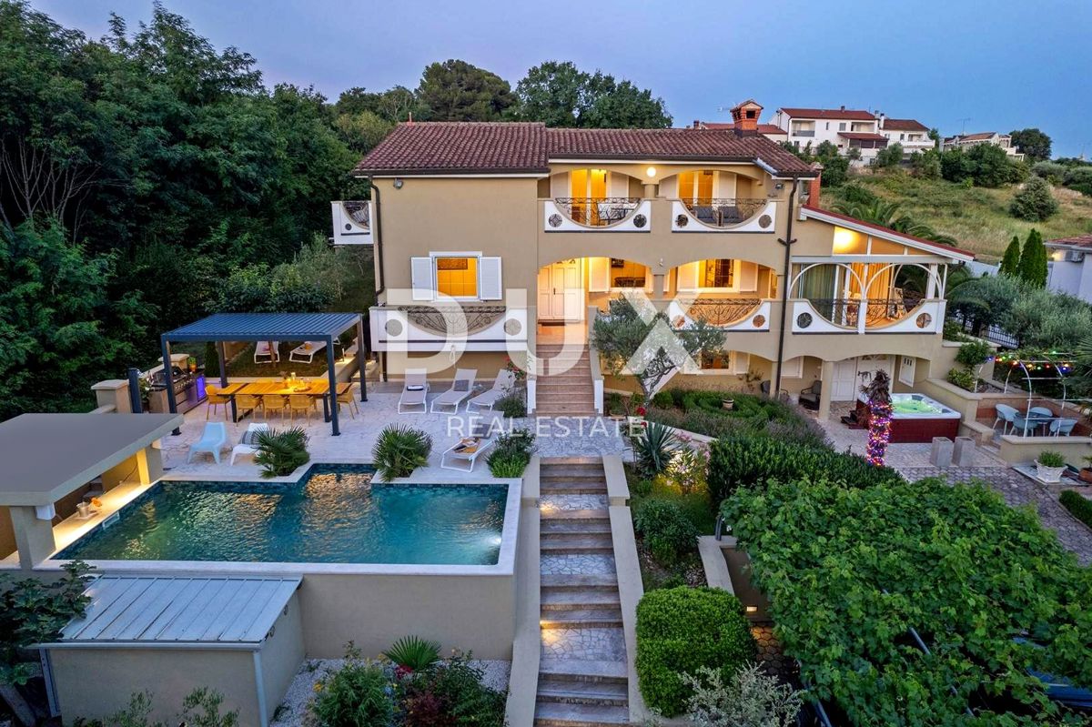 ISTRIA, PARENZO - Spaziosa casa con piscina ai margini del villaggio
