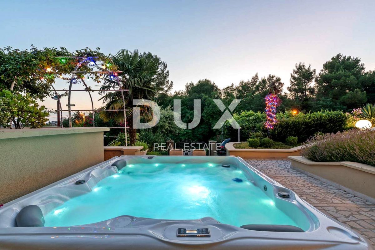 ISTRIA, PARENZO - Spaziosa casa con piscina ai margini del villaggio