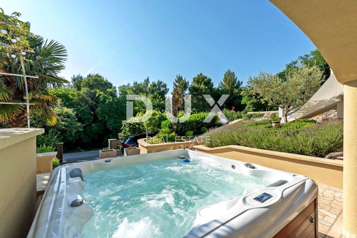 ISTRIA, PARENZO - Spaziosa casa con piscina ai margini del villaggio