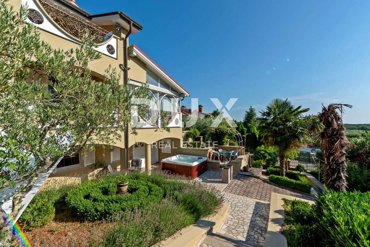 ISTRIA, PARENZO - Spaziosa casa con piscina ai margini del villaggio
