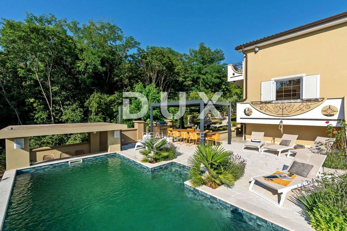 ISTRIA, PARENZO - Spaziosa casa con piscina ai margini del villaggio
