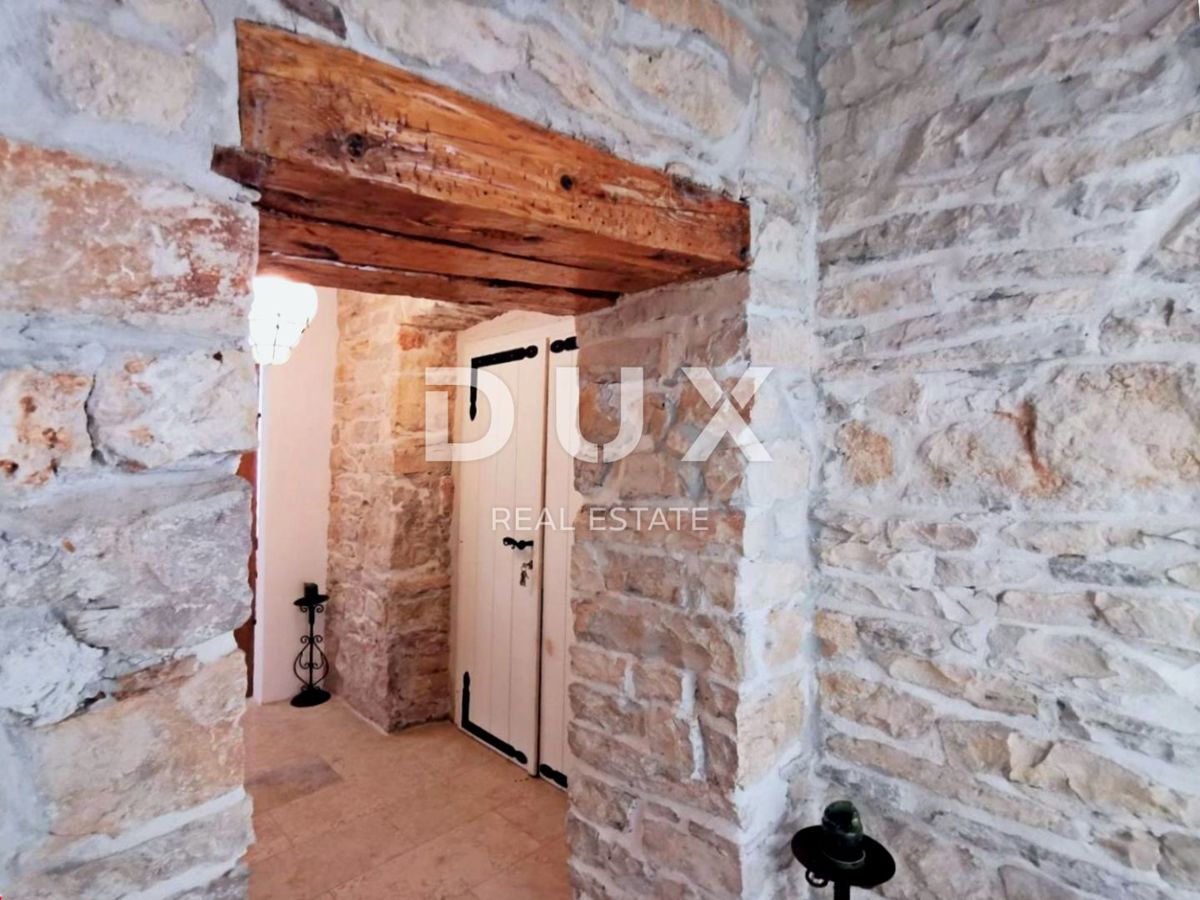 ISTRIA, LABIN - Casa in pietra con piscina ai margini del villaggio