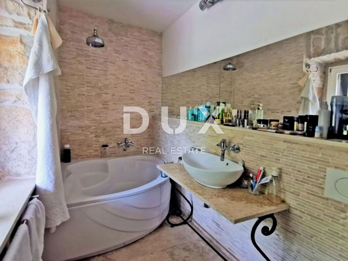ISTRIA, LABIN - Casa in pietra con piscina ai margini del villaggio