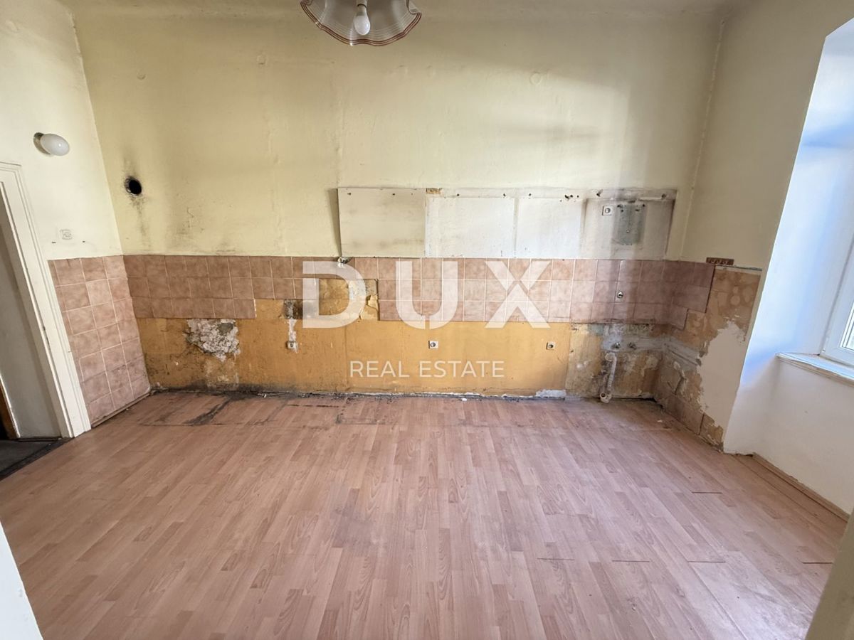 CRIKVENICA - Appartamento duplex da ristrutturare, 1a fila dal mare!