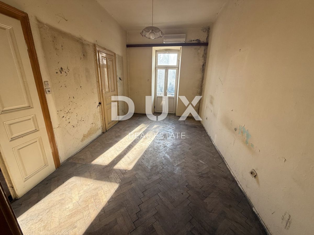 CRIKVENICA - Appartamento duplex da ristrutturare, 1a fila dal mare!