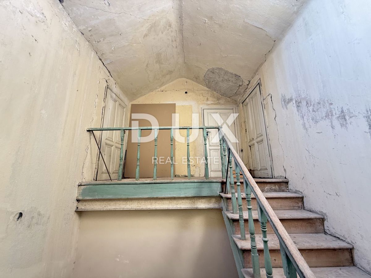 CRIKVENICA - Appartamento duplex da ristrutturare, 1a fila dal mare!
