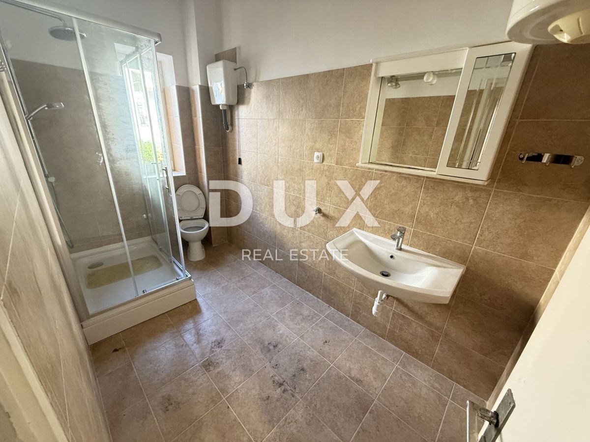 CRIKVENICA - Appartamento duplex da ristrutturare, 1a fila dal mare!