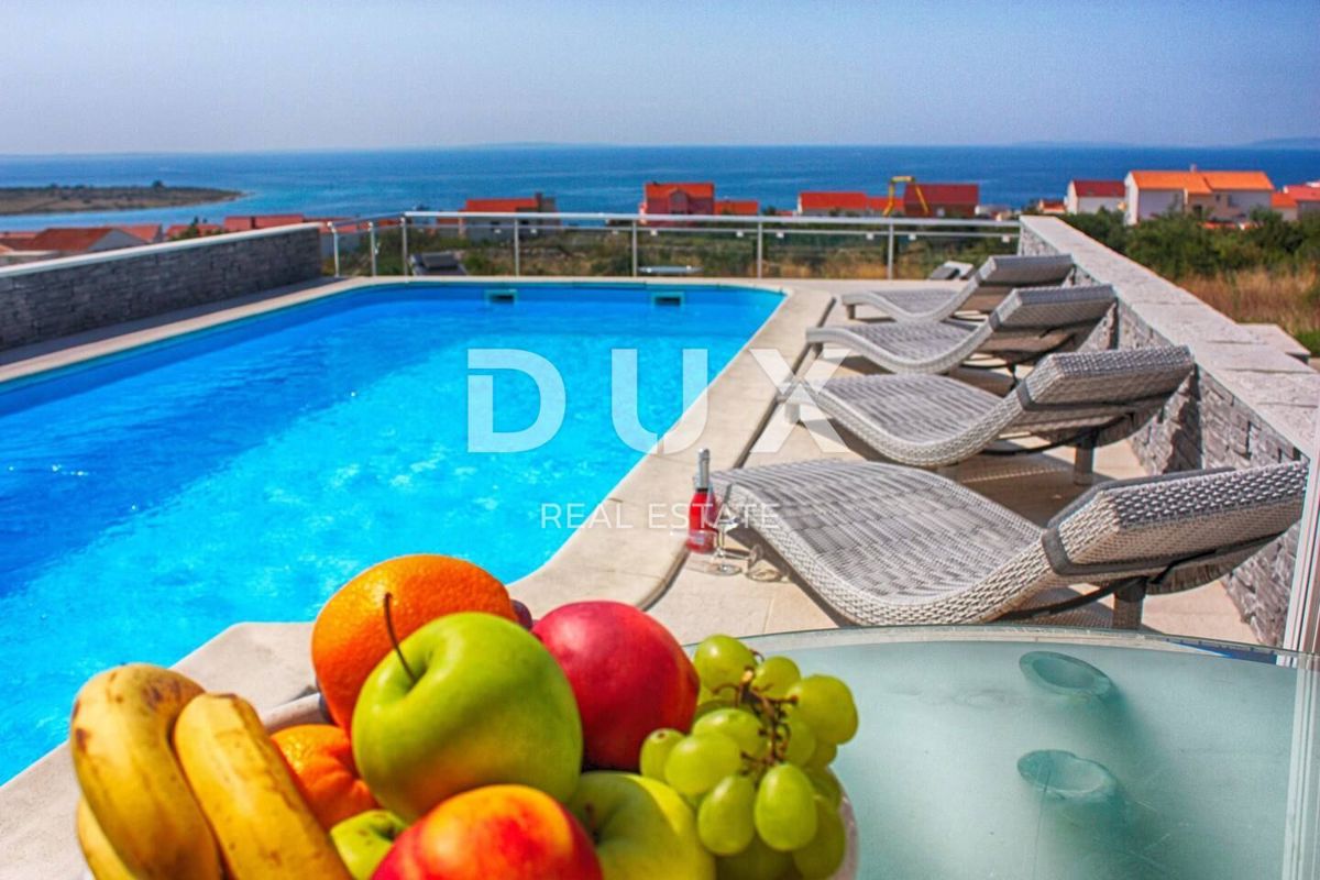 ISOLA DI PAG, NOVALJA - Appartamento con 3 camere da letto + soggiorno e piscina 