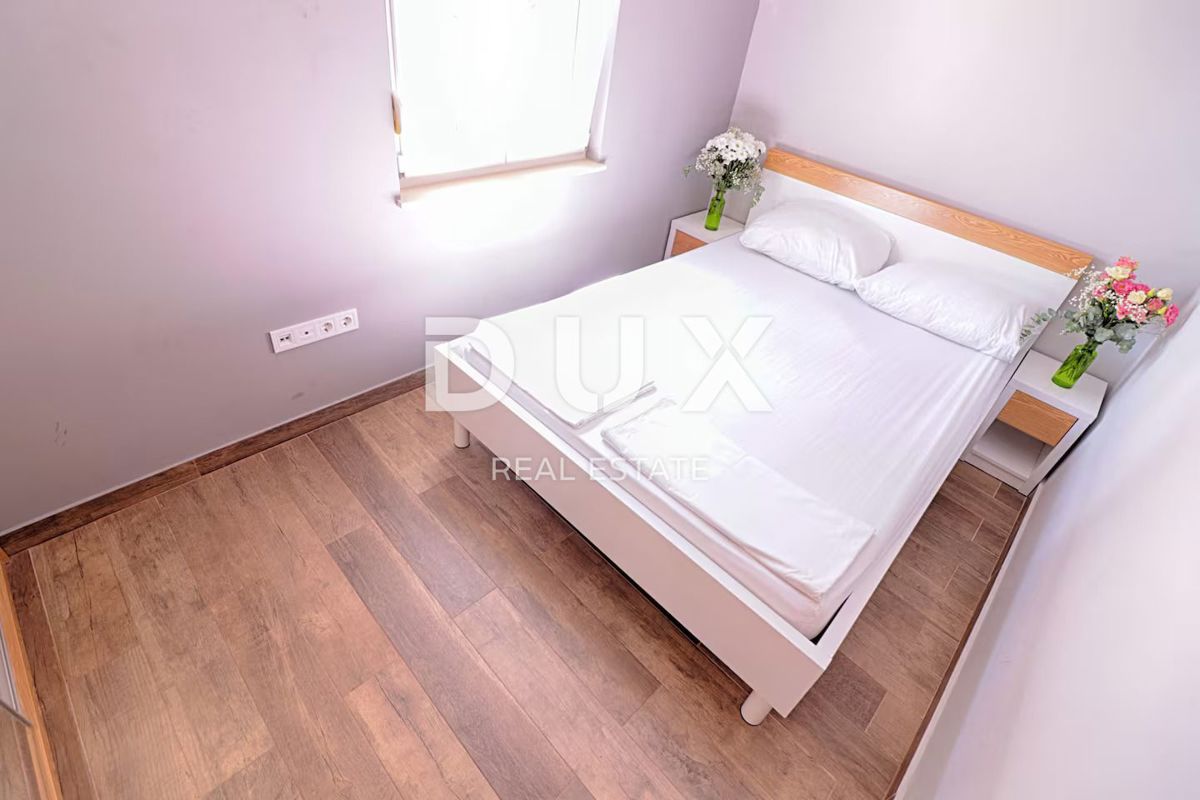 ISOLA DI PAG, NOVALJA - Appartamento con 3 camere da letto + soggiorno e piscina 